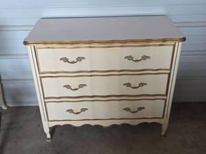 lot 30 image: Antique 3-Drawer Chest