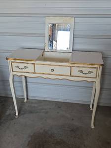 lot 31 image: Vanity Desk with Mirror and 2 Drawers