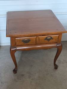 lot 33 image: Sprague Carleton Solid Rock Maple Side Table with Drawer