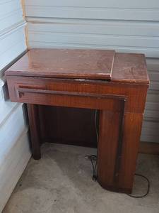 lot 34 image: Singer Sewing Machine Model AJ336746 with Cabinet