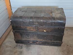 lot 36 image: Flat-Top Steamer Trunk