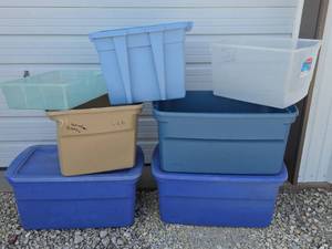 lot 42 image: Lot of 7 Plastic Storage Bins (2 with lids)