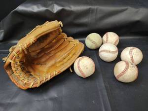 lot 276 image: Rawlings Baseball Glove RBG4 with Baseballs
