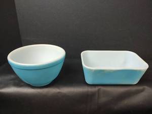 lot 285 image: Vintage Pyrex Baking Dish and Bowl