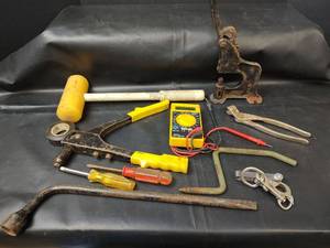 lot 311 image: Mixed Electrician, Plumber and Mechanic Tools