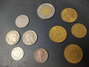 lot 335 image: Vintage Mixed US Currency Coins and Tokens