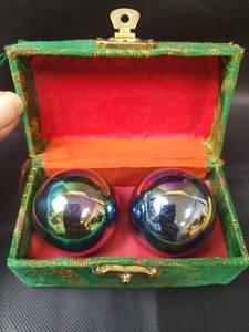 lot 336 image: Vintage Chinese 1.5 inch Musical Baoding Rainbow Health Balls in Original Case