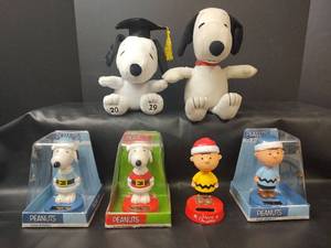 lot 339 image: Vintage Peanuts Solar Bobblehead Figures and Plush Snoopy