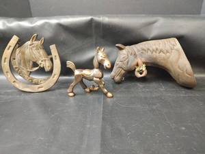 lot 371 image: Vintage Cast Iron Horse Head, Brass Horse Door Knocker and Copper Horse Statue