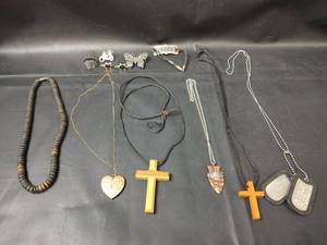 lot 394 image: Mens and Womens Jewelry