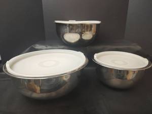 lot 428 image: Wolfgang Pucks Cafe Collection Stainless Steel Bowls with Lids