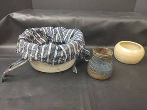 lot 442 image: Pottery Bowls