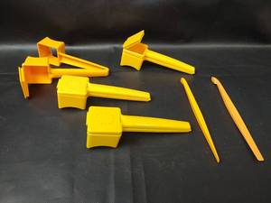 lot 472 image: Tupperware Corn Cobb Butter Spreaders with Spicers and Orange Peelers