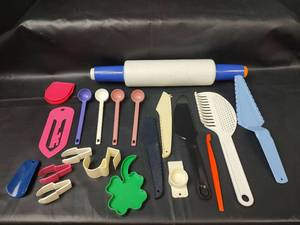lot 477 image: Tupperware Kitchen Gadgets
