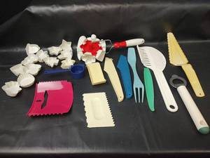 lot 478 image: Tupperware Baking and Kitchen Gadgets