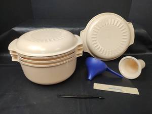 lot 484 image: Tupperware Microwave Cookware