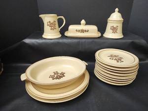 lot 491 image: Pfaltzgraff Dinnerware Set, USA, 14 pieces