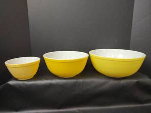 lot 492 image: Vintage Pyrex Mixing Bowls
