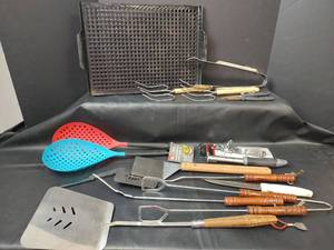 lot 525 image: Assorted BBQ Grill Lot