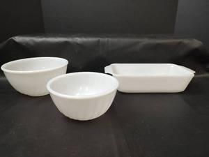 lot 540 image: Vintage Fire-King Oven Ware