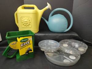 lot 549 image: Scotts Easy Hand-Held Spreader, Watering Cans and Plastic Trays