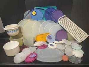 lot 565 image: Assorted Tupperware Lids and Accessories