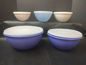 lot 571 image: Tupperware Food Storage Bowls with Lids