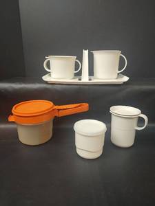 lot 575 image: Tupperware Kitchen Assecories with Sifter
