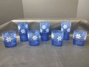 lot 579 image: Tupperware Blue Snowflake Glasses