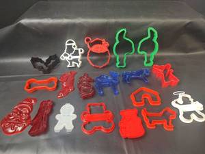 lot 581 image: Vintage Assorted Plastic Cookie Cutters