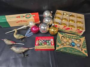 lot 583 image: Shiny Brite Glass Christmas Tree Ornaments with Bird Figural Clips
