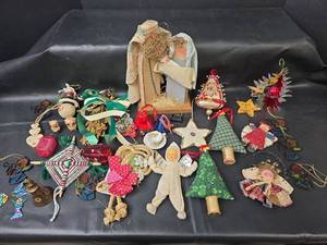 lot 586 image: Vintage Christmas Ornaments