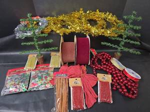 lot 587 image: Christmas Decorations