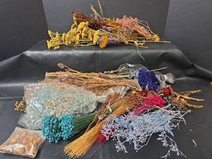 lot 598 image: Dried Flower and Foliage