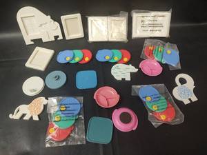 lot 608 image: Vintage Tupperware Magnets