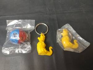 lot 613 image: Vintage Tupperware Key Rings