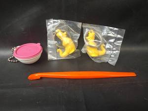 lot 615 image: Vintage Tupperware Keychains and Orange Peeler