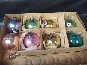 lot 618 image: Vintage Christmas Ornaments