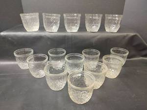 lot 632 image: Vintage Ball Quilted Pattern Jars