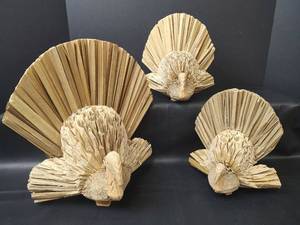 lot 633 image: Carved Wood Turkey Figurines
