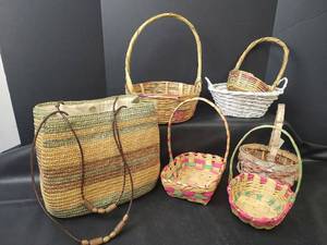 lot 638 image: Woven Baskets and Straw Purse