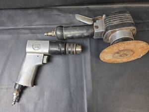 lot 671 image: 38 Reversible Air Drill and Grinder
