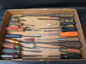 lot 672 image: Screwdrivers and Chisels