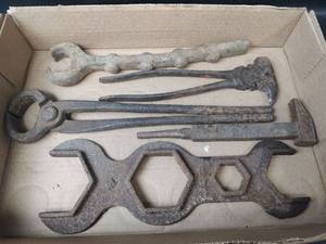 lot 698 image: Assorted Hand Tools