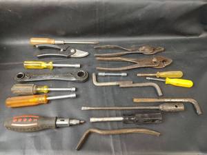 lot 699 image: Mixed Hand Tools
