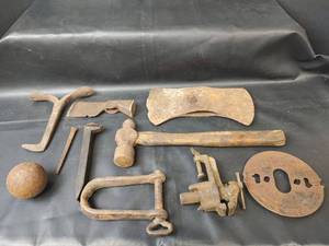 lot 712 image: Assorted Vintage Hand Tools