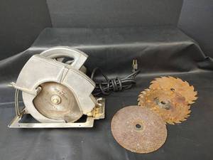 lot 740 image: Manning-Bowman Model 73526 7.25 in Circular Saw 5000 RPM 115V