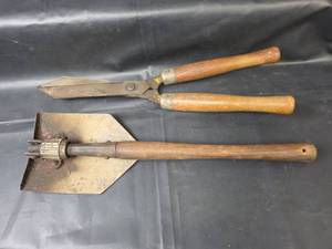 lot 755 image: Garden Tool Set Pruning Shears and Spade
