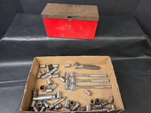 lot 757 image: Metal Miro-Flare Box with Sockets and Tools