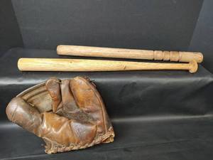 lot 799 image: Vintage Baseball Glove